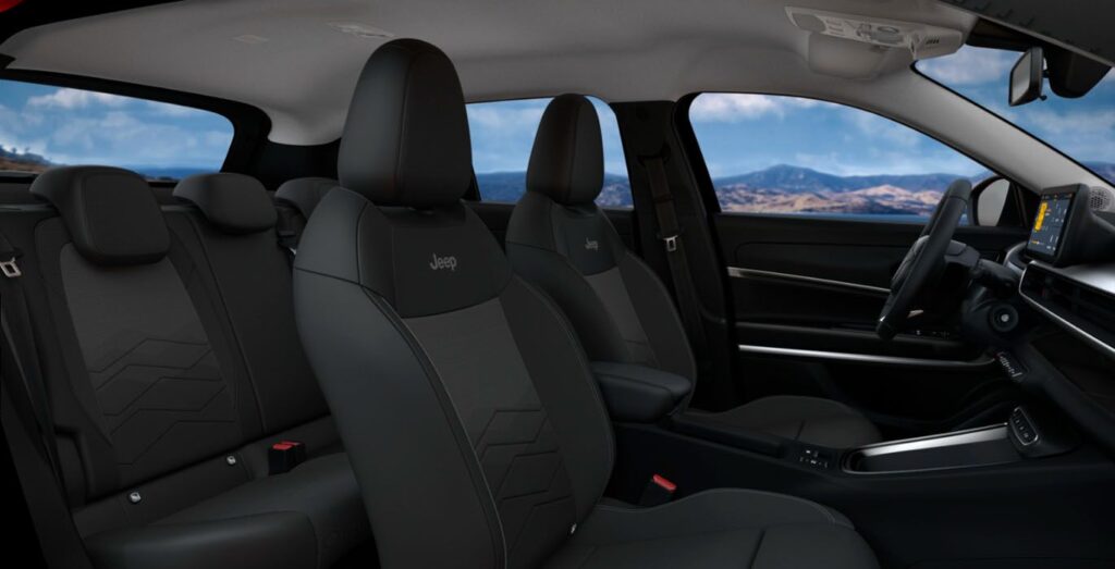 JEEP-AVENGER-MHEV-1.2-ALTITUDE-100CV-interior-trasera
