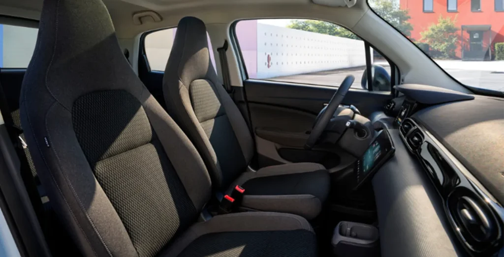 Leapmotor-T03-BEV-37.3kWh-Design-AT-interior-delantera-II.webp