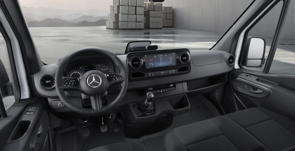 Mercedes-Benz-Sprinter-315-CDI-Medio-Pro-interior-delantera.webp